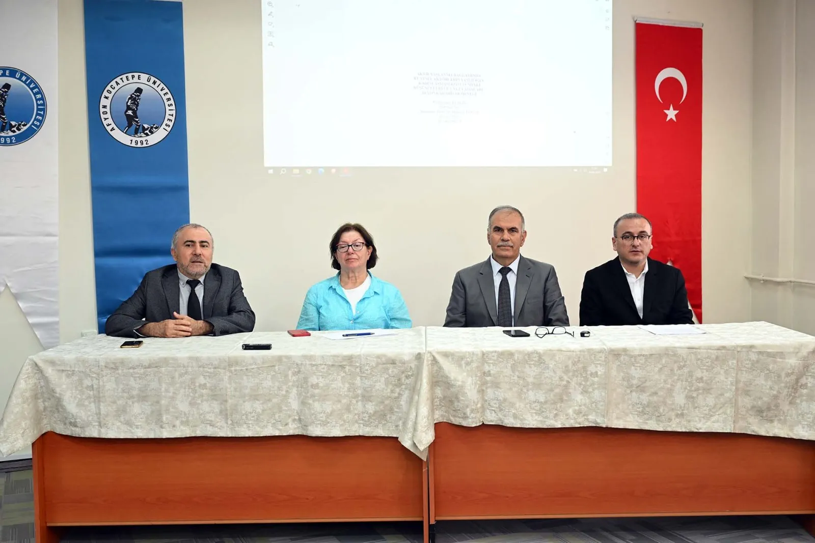 TÜBİTAK-3005 Aktif Yaşlanma Projesi Afyonkarahisar’da Değerlendirildi”,
“spot”: “Afyonkarahisar’da düzenlenen TÜBİTAK-3005 proje bilgilendirme toplantısında, ‘Aktif Yaşlanma’ projesinin detayları ve Türkiye’nin demografik yapısındaki değişimler ele alındı. Toplantıda, yaşlanan nüfusun getirdiği zorluklar ve ‘yaş dostu şehir’ vizyonunun önemi vurgulandı.”,
“meta_description”: “Afyonkarahisar’da gerçekleştirilen TÜBİTAK-3005 proje bilgilendirme toplantısı, ‘Aktif Yaşlanma’ projesinin çıktılarını ve Türkiye’nin yaşlanan nüfus yapısını masaya yatırdı. Prof. Dr. Hüseyin Koçak, Prof. Dr. Şuayıp Özdemir ve Prof. Dr. Ayşe Canatan’ın katıldığı etkinlikte demografik değişimler, ‘Yaşlılık Üniversitesi’ önerisi ve ‘yaş dostu şehir’ kavramı üzerinde duruldu. Proje verileri YÖK Tez Merkezi’nde kamuoyuna açıklandı.”,
“focus_keyword”: “TÜBİTAK-3005 Aktif Yaşlanma Projesi”,
“etiketler”: “TÜBİTAK-3005, Aktif Yaşlanma, Afyonkarahisar, Yaşlılık, Demografi, Yaş Dostu Şehir, Proje Bilgilendirme