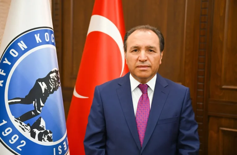 AKÜ’den YKS Adaylarına Zafer Meydanı’nda Tercih Desteği