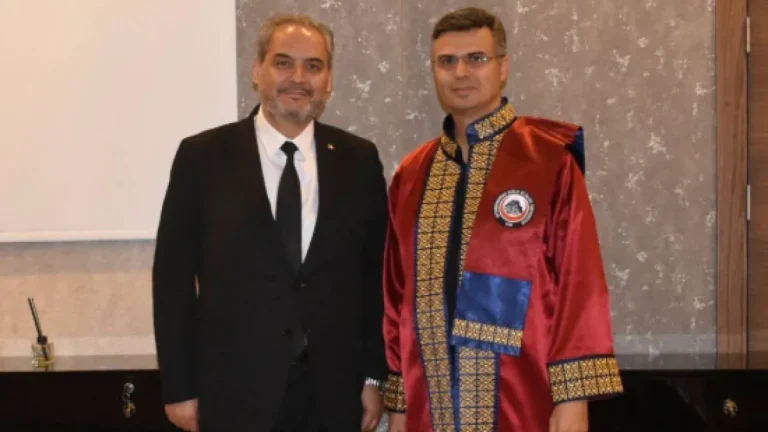 AFSÜ’DE YENİ AKADEMİK KADROLARA ATANAN HOCALAR CÜBBELERİNİ GİYDİ