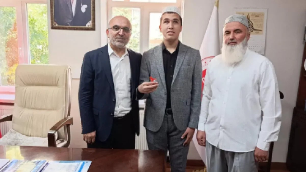 Azmiyle Herkese Örnek Oldu! Görme Engelli Arda Hafızlık Belgesini Aldı