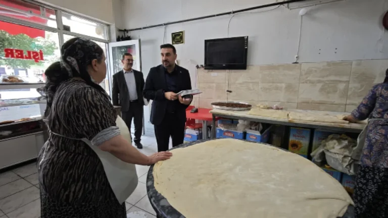 BAŞKAN KAVAK SAHADA AK BÜLTEN ESNAFA ULAŞTIRILDI