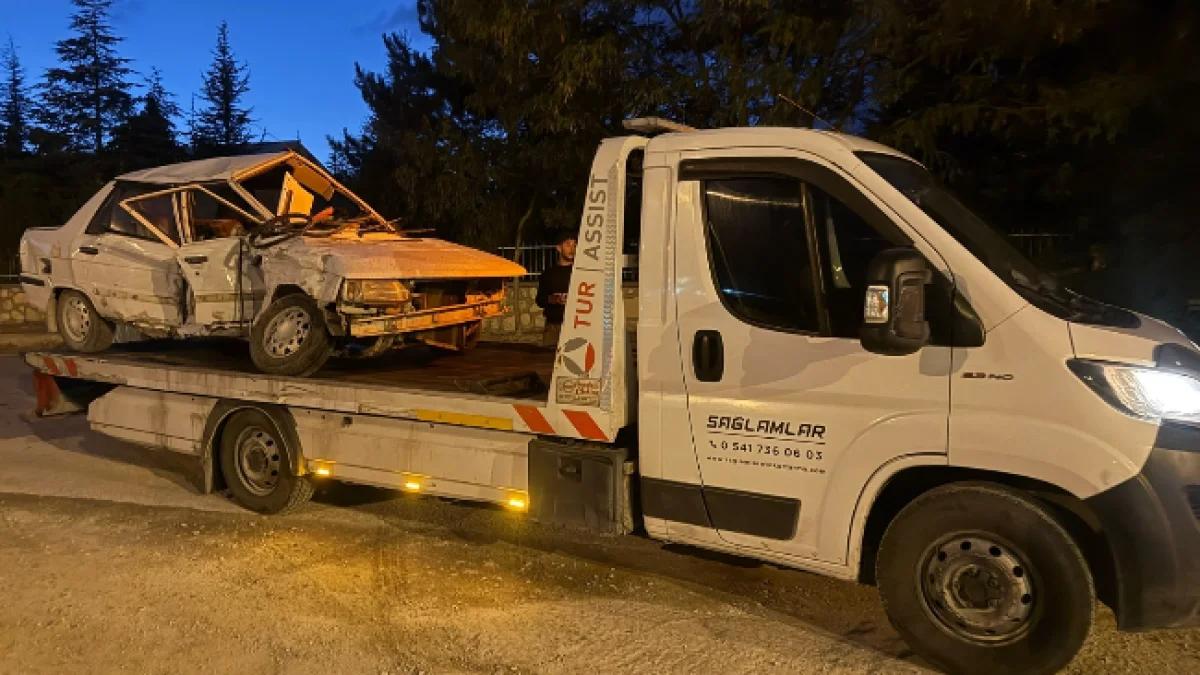 Bayat Çıkışında Kamyonet ile Otomobil Çarpıştı: 3 Kişi Hastaneye Kaldırıldı