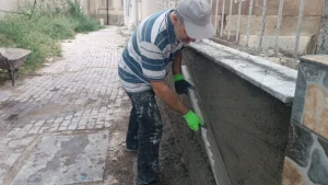Bolvadin’de Cami İmamından Takdir Toplayan Hareket: Şadırvanın Sıvasını Kendi Yaptı