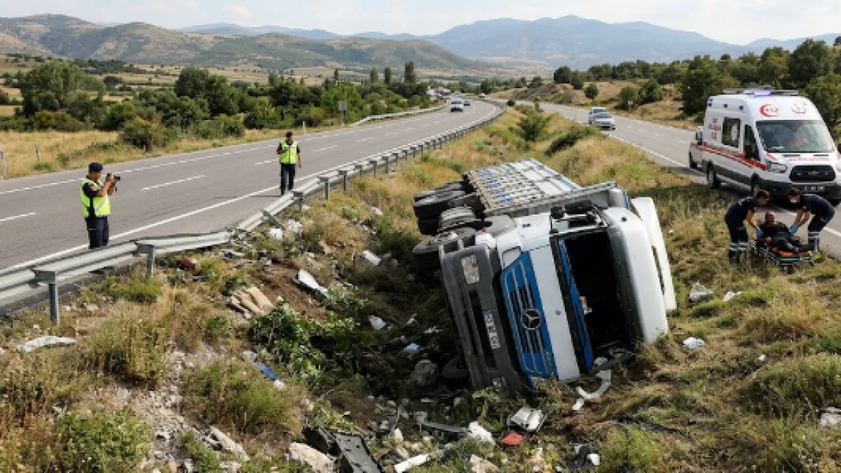 Dinar’da Tır Kazası: Kontrolden Çıkan Araç Şarampole Devrildi