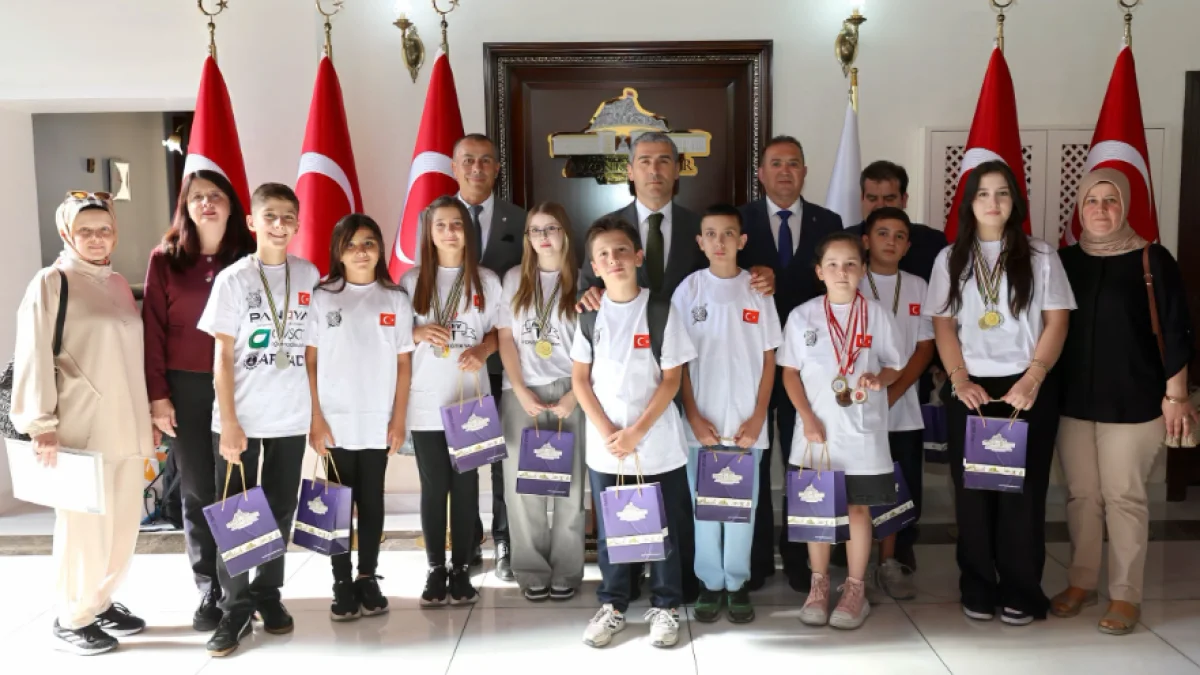 Dünya Klavye Şampiyonası’nda Dereceye Giren Öğrenciler Vali Aktaş’ı Ziyaret Etti