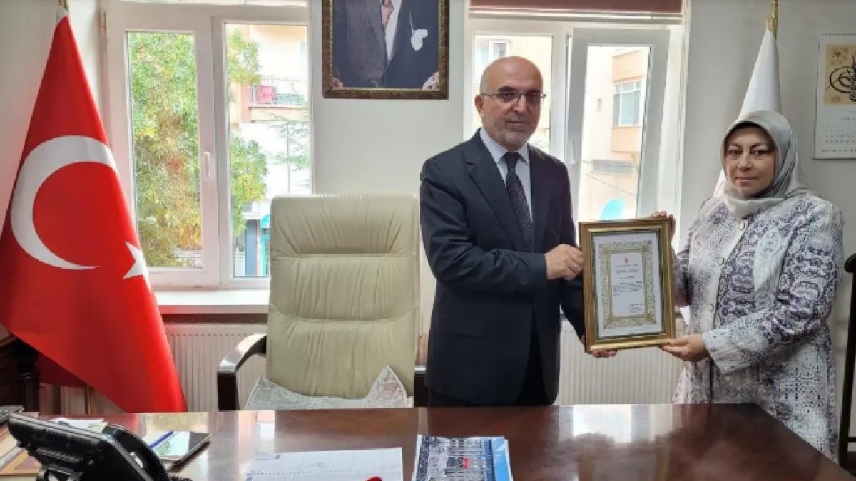 Emekli İkramiyesini Türkiye Diyanet Vakfı’na Bağışlayan Ayşegül Kurt’a Teşekkür Belgesi