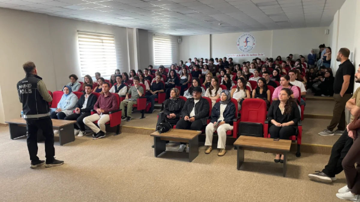 Emniyet Ekipleri Üniversitelilerle Buluştu: Bağımlılıkla Mücadelede Yeni Adım