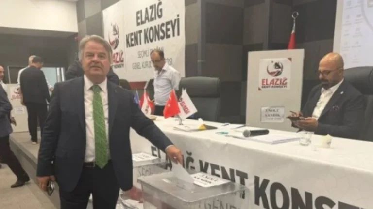 Gazeteci Mehmet Nafiz Koca, Elazığ kent konseyi başkanlığına yeniden seçildi.