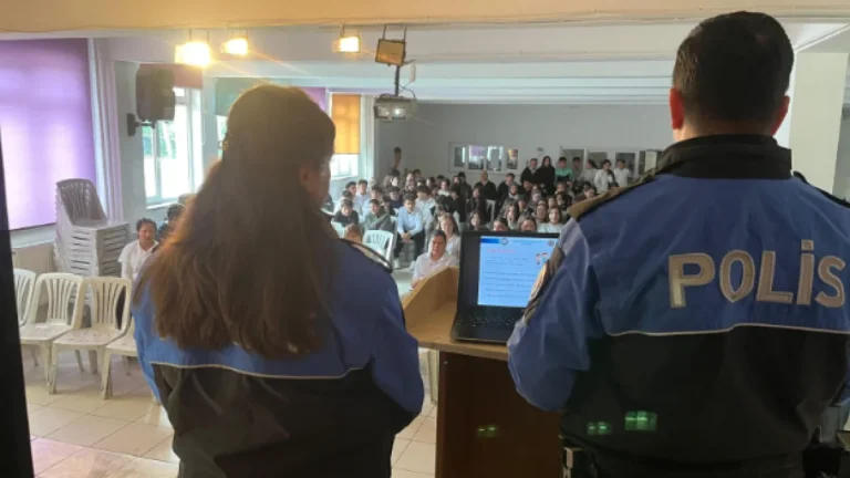 Liselilere Emniyetten Kritik Uyarılar: Güvenli İnternet ve Siber Zorbalık Eğitimi
