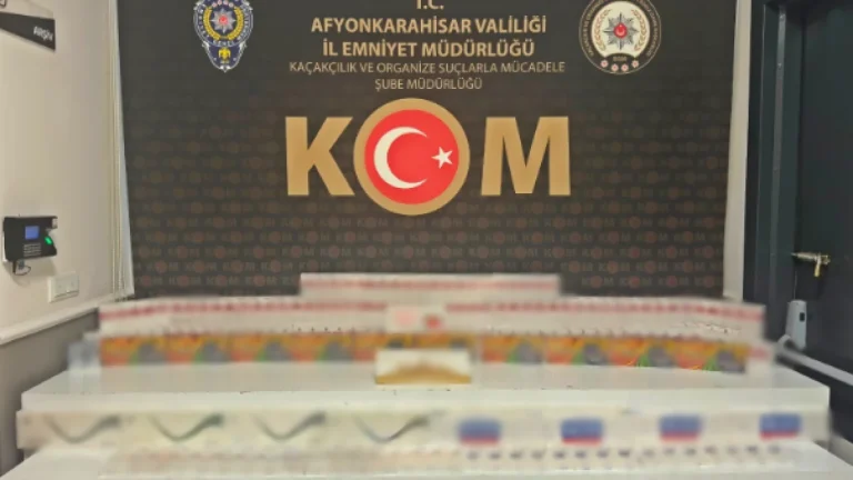 ŞÜPHE ÜZERİNE DURDURULDU! ARAÇTAN 700 PAKET KAÇAK SİGARA ÇIKTI