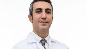 4 Ekim Dünya Yürüyüş Günü: Hareket etmek için spor salonuna gitmek şart değil Günlük hayatın yoğunluğu içinde düzenli egzersize zaman ayırmak her zaman mümkün olmayabiliyor. Ancak hareket etmek için mutlaka uzun süreli spor programlarına ihtiyaç olmadığını belirten Erdem Hastanesi Çakmak şubesi Başhekimi Uzm. Dr. Serdar Yaşar, 4 Ekim Dünya Yürüyüş Günü kapsamında gün içinde atılan küçük adımların ve hareket alışkanlıklarının da fiziksel aktivitenin artırılmasına katkı sağlayabileceğine dikkat çekti. Dünya Sağlık Örgütü (WHO), yetişkinlerin haftada 150-300 dakika orta yoğunlukta fiziksel aktivite yapmasını öneriyor. Ancak bu hedefe ulaşamayan kişiler için de “hiç hareket etmemektense bir miktar hareket etmenin” sağlık açısından faydalı olduğu vurgulanıyor. Fiziksel aktivitenin yürüyüş, bisiklete binme, ulaşım sırasında hareket etme ve günlük işler gibi farklı yollarla da yapılabileceği belirtiliyor. 4 Ekim Dünya Yürüyüş Günü kapsamında Erdem Hastanesi Çakmak Şubesi Başhekimi Uzm. Dr. Serdar Yaşar, günlük hareketi artırmak isteyenler için şu noktalara değindi; “Bugün spor yapamadım” demek, hiç hareket etmemek anlamına gelmemeli. Kısa yürüyüşler, merdiven kullanmak veya gün içinde daha fazla ayağa kalkmak hareket miktarını artırabilir. Yürüyüşü günlük rutinin bir parçası haline getirmek önemli. İşe veya alışverişe giderken yolun bir bölümünü yürümek, kısa mesafelerde araç yerine yürümeyi tercih etmek gibi küçük değişiklikler sürdürülebilir bir başlangıç sağlayabilir. Hedefi bir anda yükseltmek yerine kademeli artırmak daha uygulanabilir olabilir. Dünya Sağlık Örgütü de fiziksel aktiviteye küçük miktarlarla başlanmasını ve zaman içinde sıklık, süre ve yoğunluğun artırılmasını öneriyor. Adım sayısına tek başına odaklanmak yerine genel hareketliliğe bakılmalı. Sağlıklı yaşam için herkes açısından geçerli tek bir günlük adım sayısı hedefinden ziyade düzenli fiziksel aktivite ve daha az hareketsiz zaman önem taşıyor. Hareketin faydası yalnızca kilo kontrolüyle sınırlı değil. Düzenli fiziksel aktivite kalp-damar sağlığını desteklerken, tip 2 diyabet riskinin azaltılmasına, uyku kalitesinin iyileşmesine ve ruhsal iyilik halinin desteklenmesine de katkı sağlayabiliyor. Başhekim Uzm. Dr. Serdar Yaşar “Hareketsizliği azaltmak için hayatımıza büyük değişiklikler eklemek her zaman gerekmiyor. Gün içinde daha fazla yürümek, kısa mesafelerde hareket etmeyi tercih etmek ve uzun süre oturulan zamanları bölmek iyi bir başlangıç olabilir. Önemli olan hareketi yalnızca yapılması gereken bir egzersiz olarak değil, günlük yaşamın doğal bir parçası haline getirebilmek” dedi.