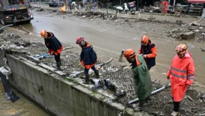 AFET BÖLGELERİNDE YARALARIN SARILMASI İÇİN ÇALIŞMALAR ARALIKSIZ SÜRÜYOR