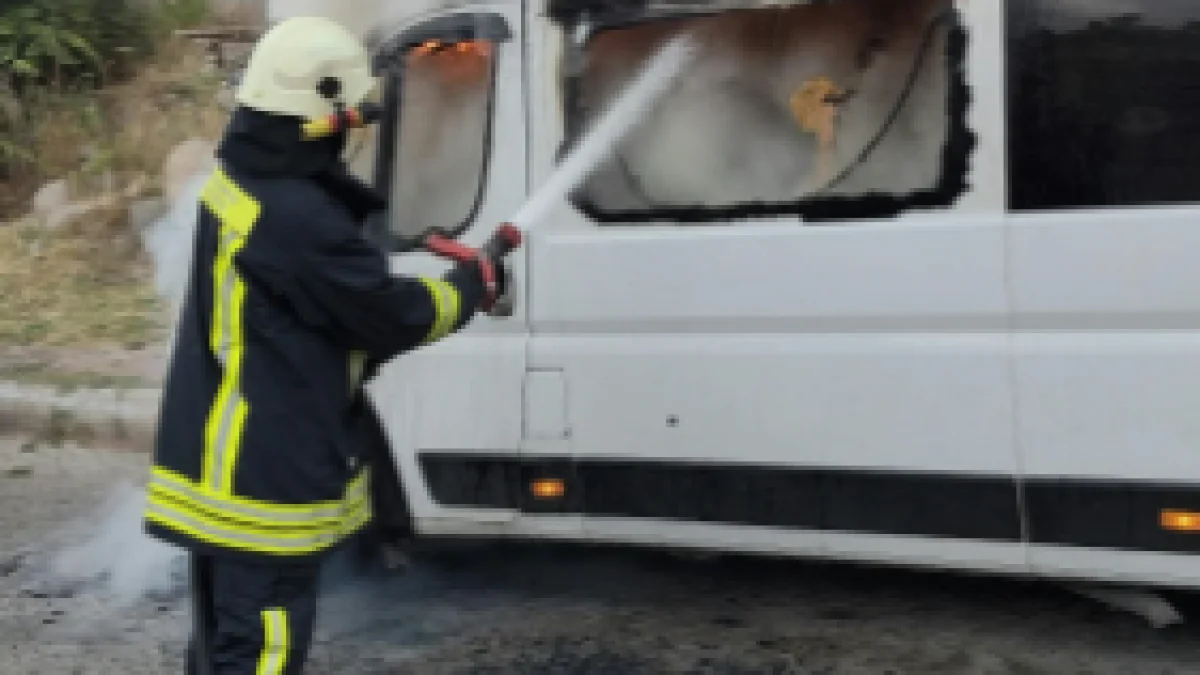 Afyonkarahisar’da Gazlıgöl Caddesi Üzerinde Hareketli Dakikalar: Seyir Halindeki Araç Bir Anda Alev Aldı!
