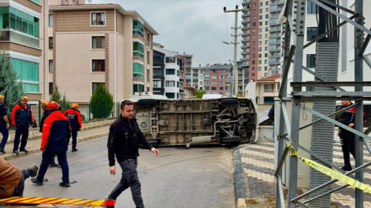 Afyonkarahisar’da Öğrenci Servisi Kazası: 16 Kişi Yaralandı