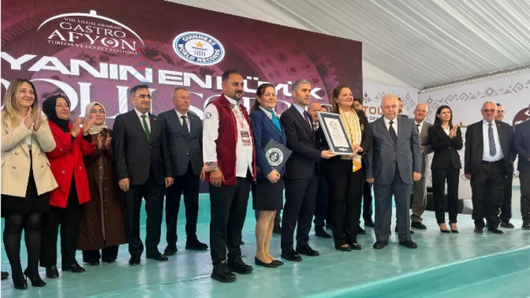 Afyonkarahisar’da Tarihi Rekor: 247 Metrelik Sofrada 963 Farklı Yöresel Lezzet Buluştu