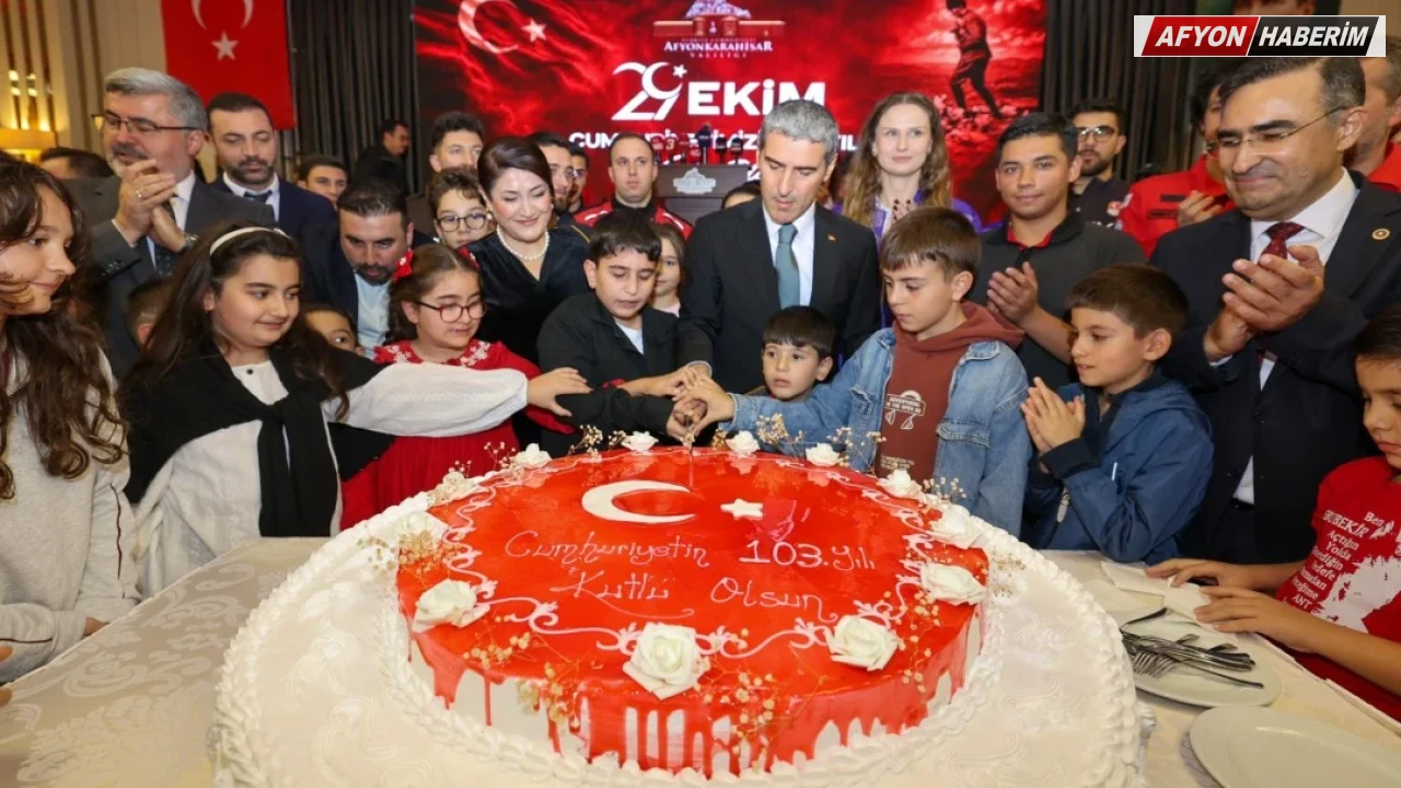 Afyonkarahisar'da Cumhuriyet Bayramı Kabul Töreni Düzenlendi - Detay Görsel 1