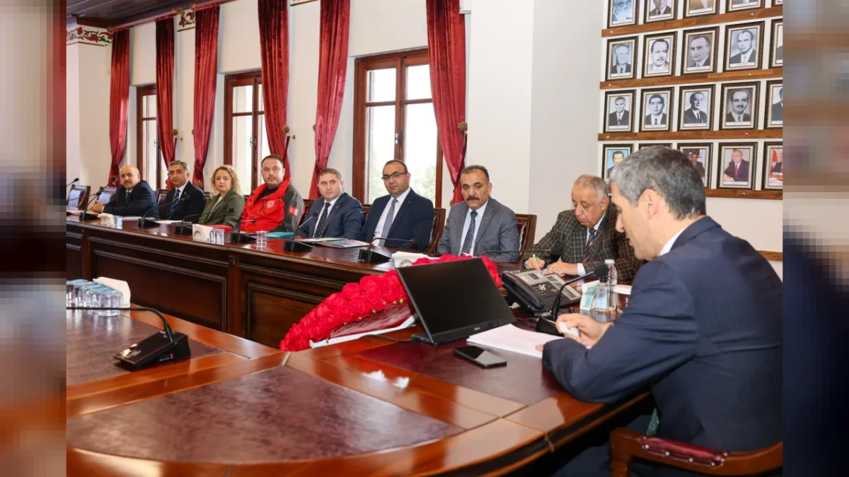 Afyonkarahisar Valisi Dr. Naci Aktaş Birim Müdürleriyle Değerlendirme Toplantısı Yaptı