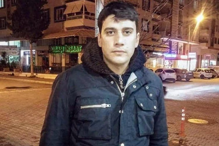 Didim’de genç zabıta kazada hayatını kaybetti Didim belediyesinde görevli genç zabıta memuru trafik kazası sonucunda olay