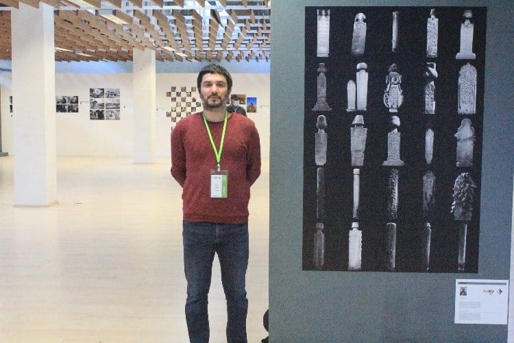 BursaFotoFest’te Seng-i Mezar adlı çalışmasıyla sergiye çıkan genç fotoğrafçı Onur