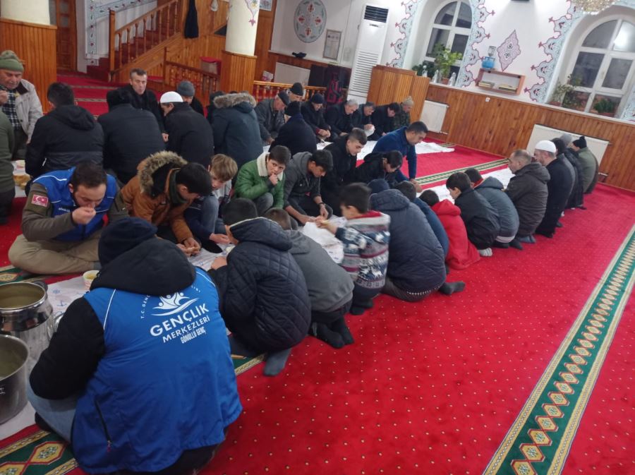 Hocalar ilçesinde gençler sabah namazında ilçe protokolü ile berber sabah