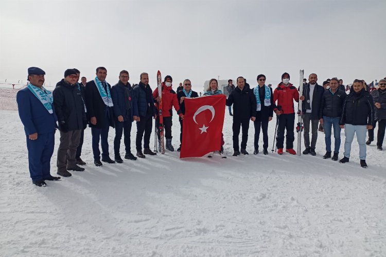 Niğde Ketençimen Kayak Merkezi’nde bu yıl ilki düzenlenen “Kardan Adam