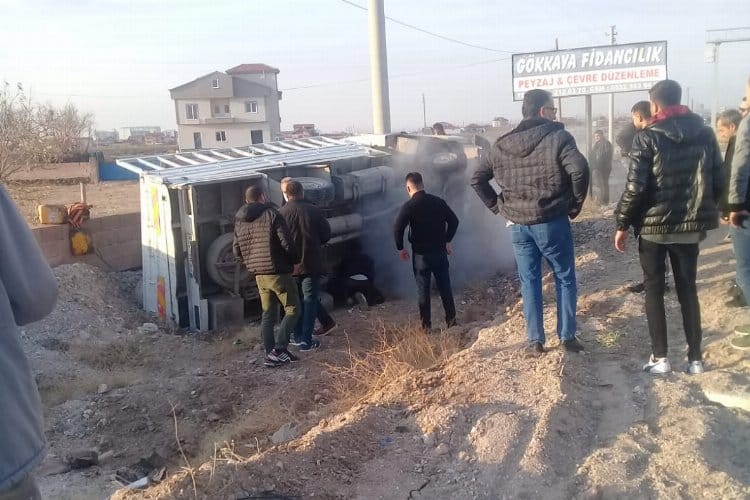 Hurda yüklü kamyonet hurdaya döndü Aksaray Yavuz Sultan Selim Mahallesi Organize Sanayi Yolu üzerinde meydana