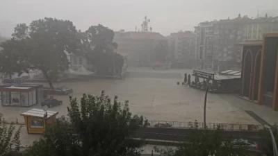 Afyonkarahisar’da Meteoroloji’nin sarı kodlu uyarısı sonrası başlayan yoğun sağanak yağış,