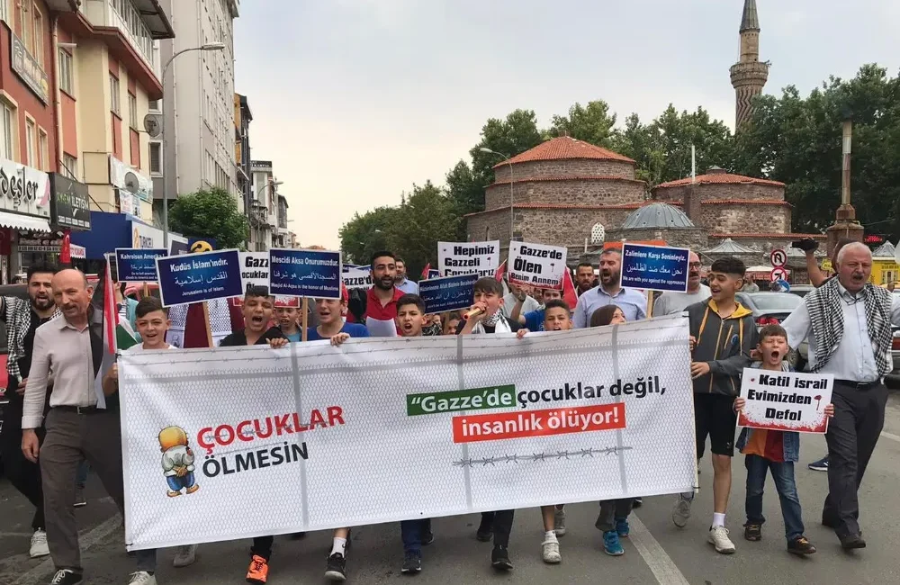 Filistin’de, katil İsrail’in yaptığı katliamlara karşı Afyonkarahisar’da çocuklar tepkilerini önce