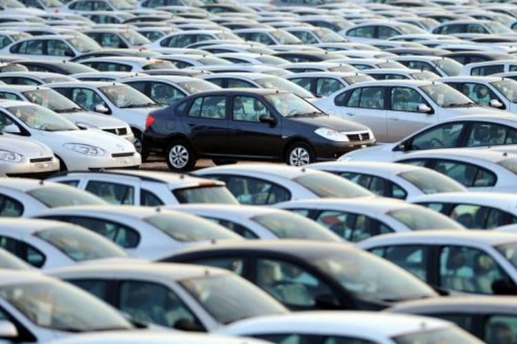 Döviz kurundaki yükselme ikinci el otomobil piyasasını vururken, fiyat olarak